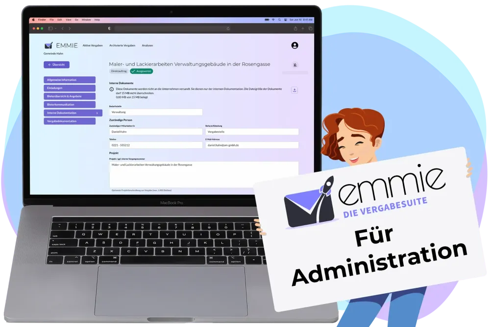 Screenshot der EMMIE-Plattform auf einem Notebook mit EMMIE-Figur rechts.